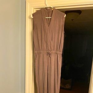Taupe sleeveless jumper.